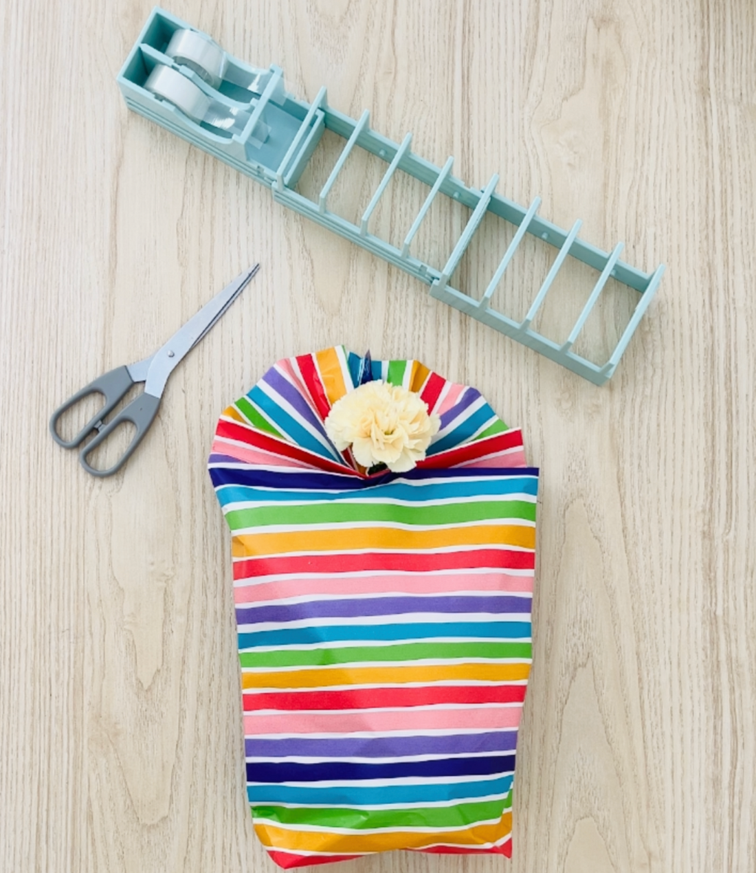 THE BAG FAN! 🛍️✨ How to Flair Up Your Gift Wrap Game (and Make ‘Em Go WOW!)